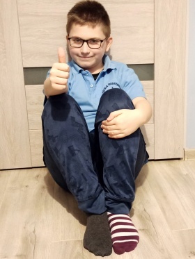 Artykuł: Nasi uczniowie w #SkarpetkiNieDoPary na Światowy Dzień Zespołu Downa - Zdjęcie 25472