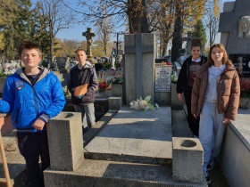 Artykuł: W ramach akcji #szkołapamięta - młodzież uporządkowała nagrobki - Zdjęcie 30135