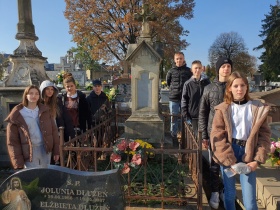 Artykuł: W ramach akcji #szkołapamięta - młodzież uporządkowała nagrobki - Zdjęcie 30136
