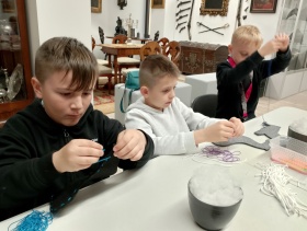 Artykuł:  Z nitką i wyobraźnią – warsztaty sensoryczne uczniów klasy 2b - Zdjęcie 58735