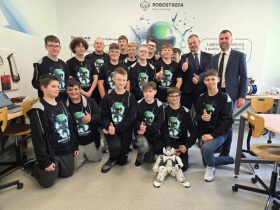 Artykuł: Nowoczesna edukacja w SP1 – otwarcie pracowni robotycznej!  - Zdjęcie 58863