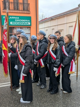 Artykuł: Szkoła rozbrzmiała dźwiękami „Mazurka Dąbrowskiego” - Zdjęcie 62343