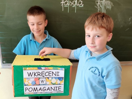 Artykuł: Klasa 2b już wkręciła się w pomaganie - Zdjęcie 27993
