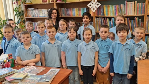 Artykuł: Uczniowie 2 b czytają dla przyjemności - Zdjęcie 40703