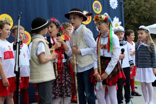 Artykuł: Z radością i uśmiechem  