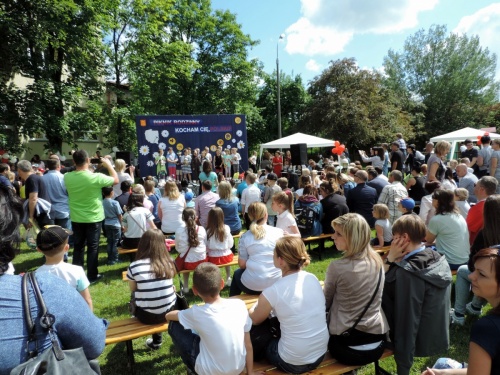 Artykuł: Z radością i uśmiechem  