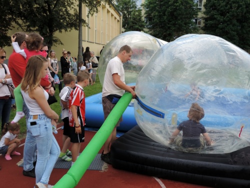 Artykuł: Z radością i uśmiechem  