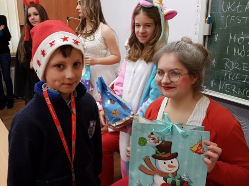 Artykuł: Św. Mikołaj wraz z Panią Mikołajową i fantastyczną grupą pomocników odwiedzili naszą szkołę - Zdjęcie 6911