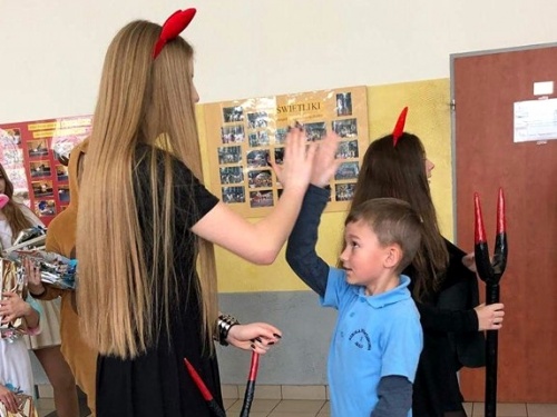 Artykuł: Św. Mikołaj wraz z Panią Mikołajową i fantastyczną grupą pomocników odwiedzili naszą szkołę - Zdjęcie 6912